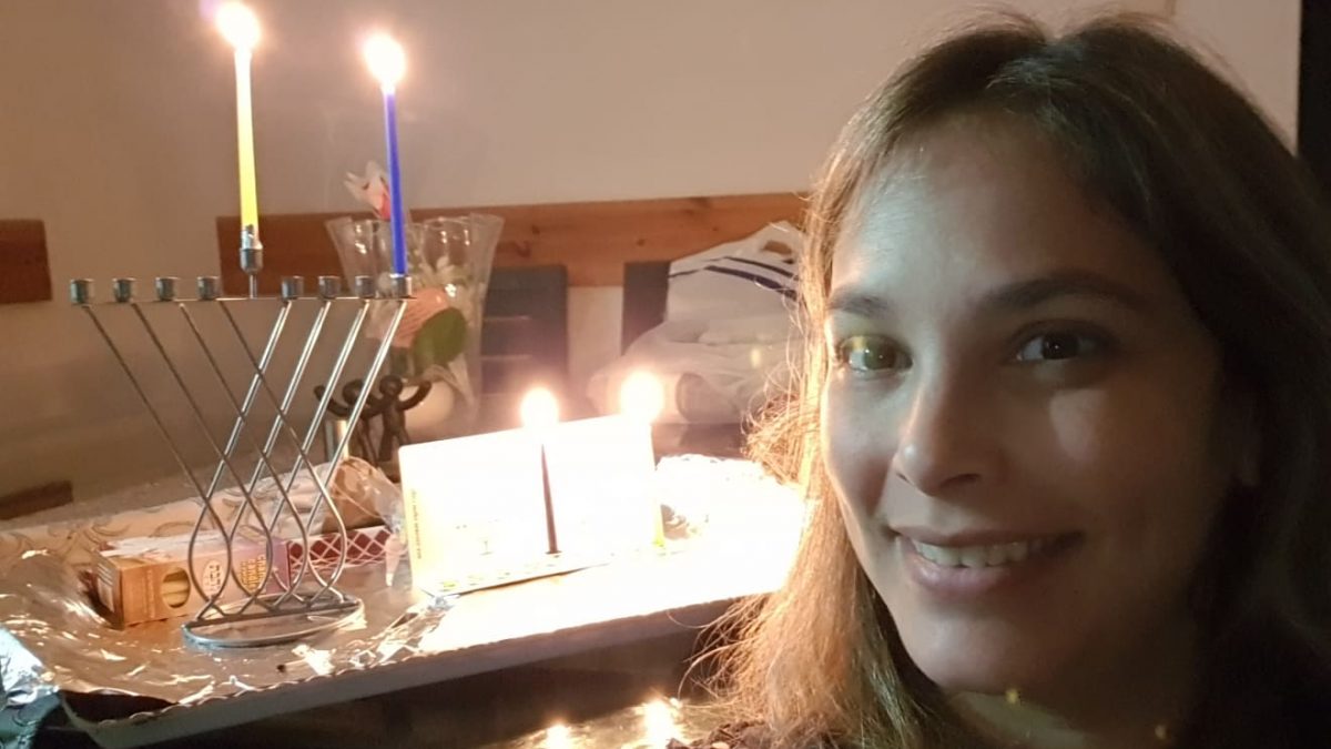 Primera vela de Jánuca: Ayudando a los Sobrevivientes